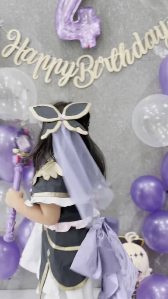 キュアアルカナ・シャドウの衣装を着た娘さん（背面）