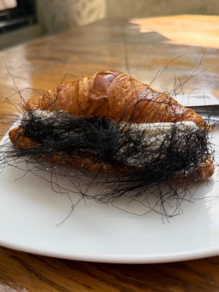 毛がはさまってるように見えるクロワッサン