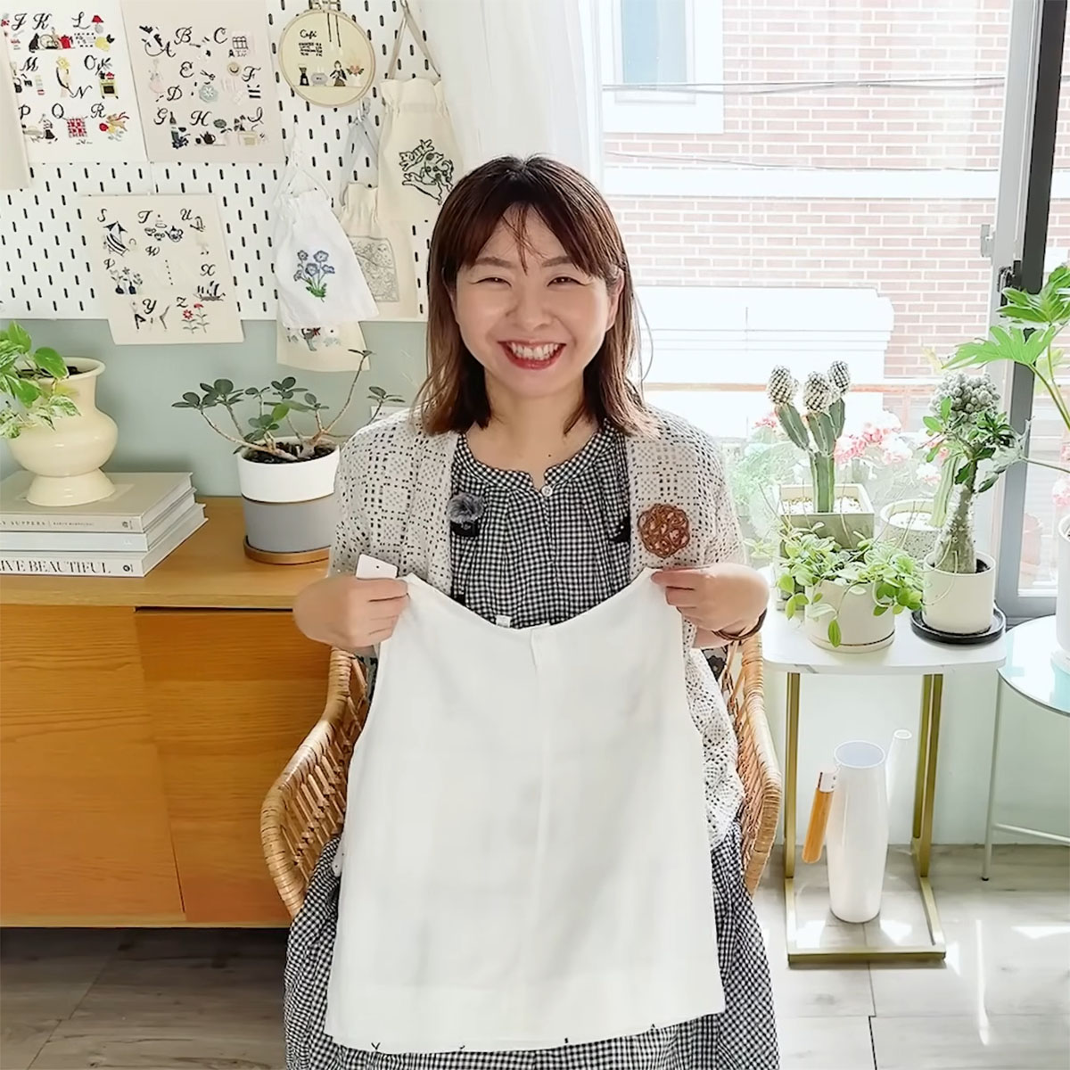ユニクロで購入したブラウスに刺しゅう→カーディガンと合わせると……　「とても可愛い」「品がありますね」（1/3） | ハンドメイド ねとらぼ
