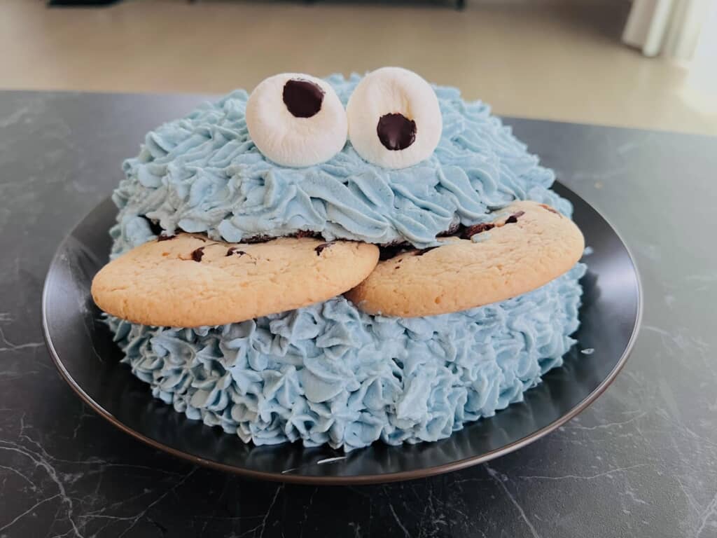 夫の誕生日に作ったクッキーモンスターのバースデーケーキ（画像提供：めいさん／＠fuku_to_mei）