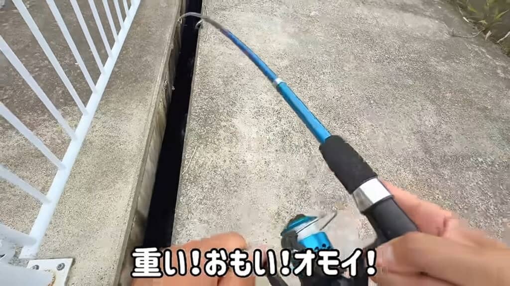 隙間で釣りをする様子