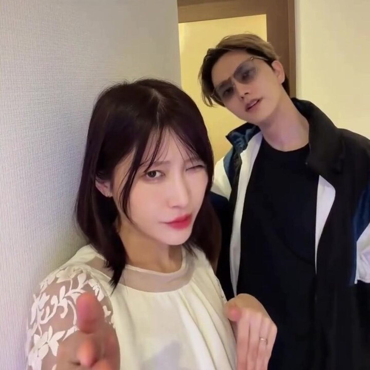 夫婦で『呪術廻戦』のコスプレをしたら、夫が……　まさかの姿に「その腰の細さは何!?」「どっちが旦那かわからない」と106万再生 | ライフスタイル ねとらぼ