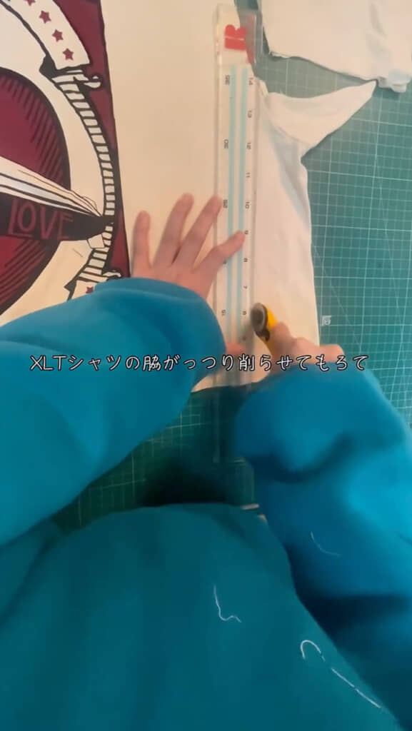 ロータリーカッターで裁断