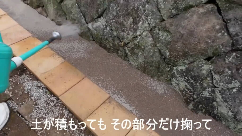「撒くだけで防草できる人工砂」の施工後の様子。この状態からどうなるか……