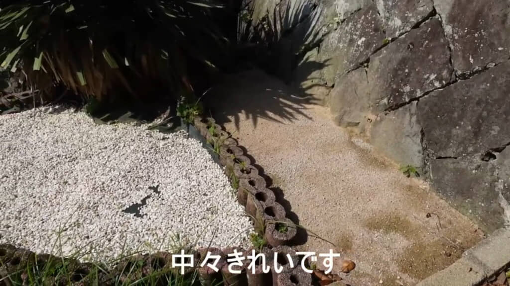 固まる土で対策した場所（画像右側）。ほぼ雑草は生えずにきれいなままでした