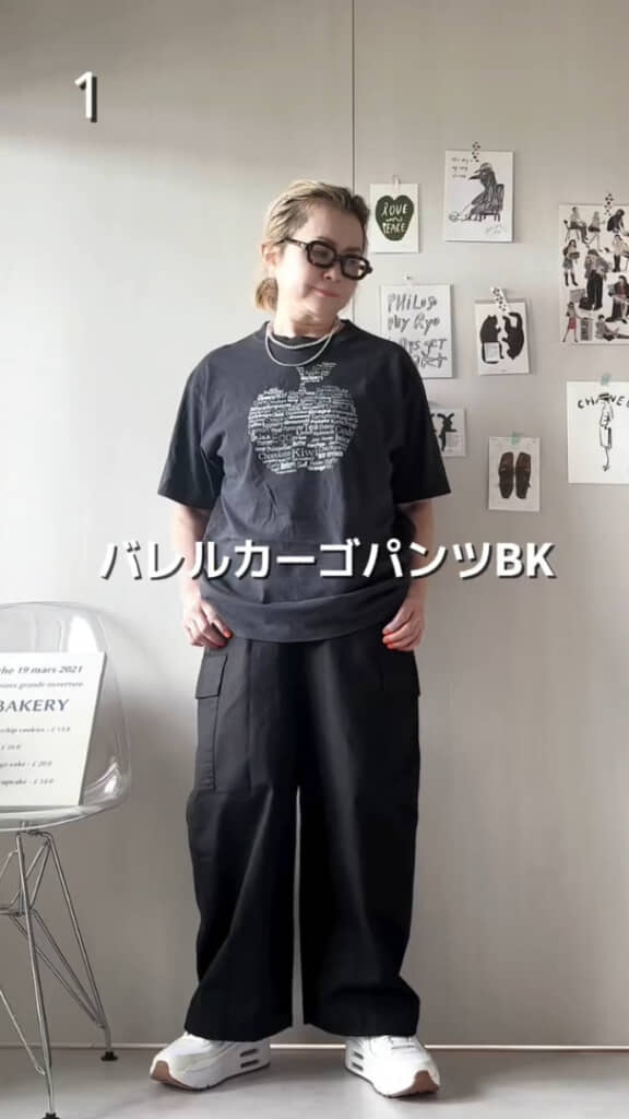 黒のプリントTシャツと合わせたシンプルコーデ