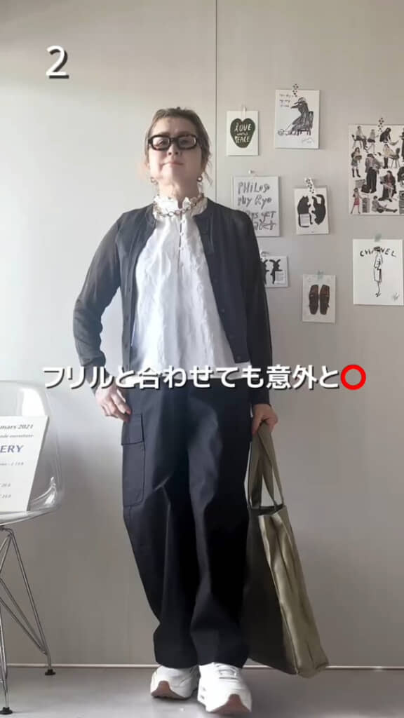 白いフリルブラウスもマッチ