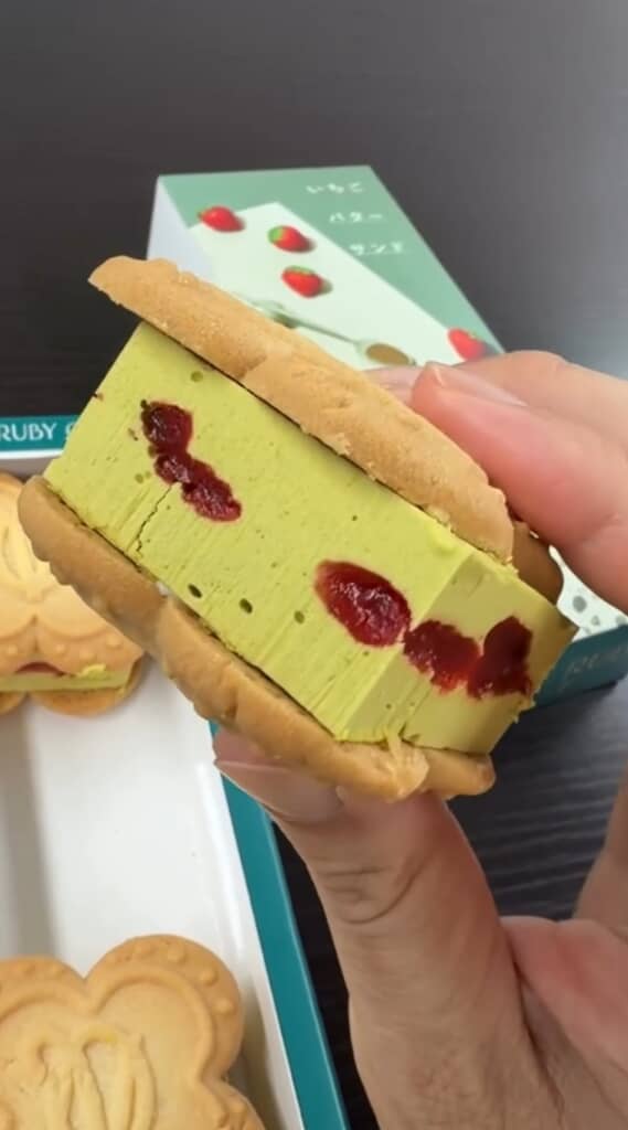 濃厚なピスタチオのクリームが食べ応え抜群