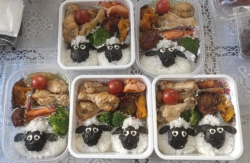 「ひつじのショーン」のおにぎりがかわいいキャラ弁！　これを5人分用意したってすごい……