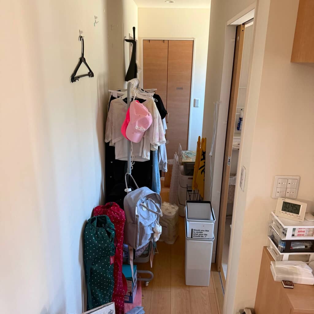 ハンガーラックがなぜ廊下に……?