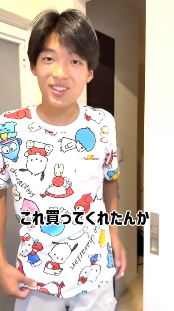 母が買ったサンリオTシャツをうれしそうに着こなす息子さん