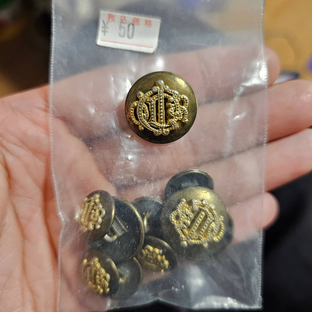 リサイクルショップで見つけたボタン