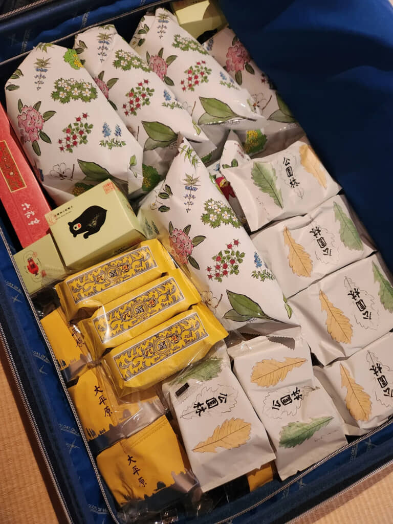 スーツケースいっぱいに六花亭のお菓子が！