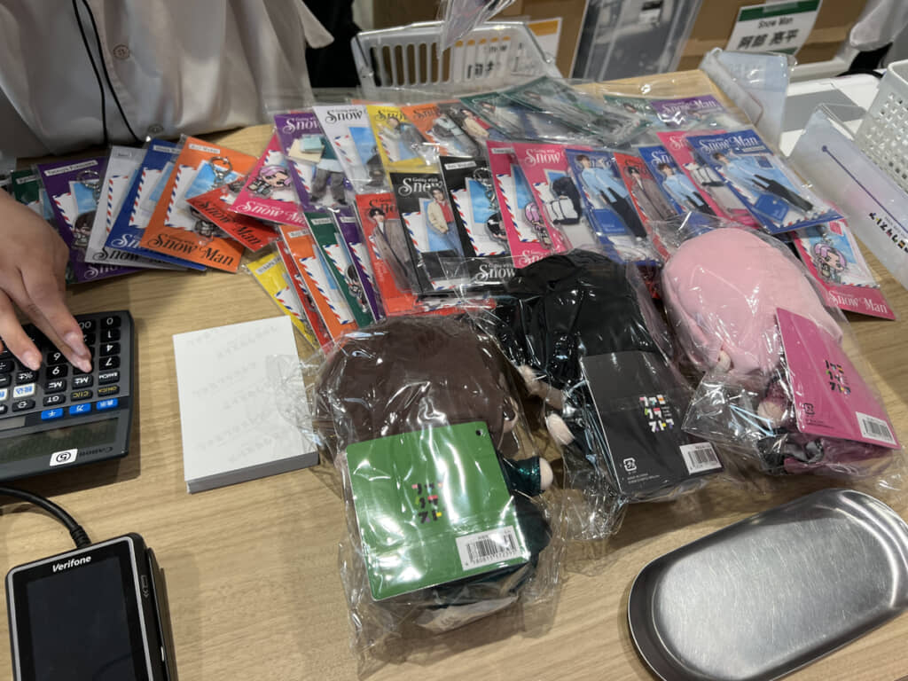 公式ショップ「ファミリークラブ」で、Snow Manの新グッズを大量購入