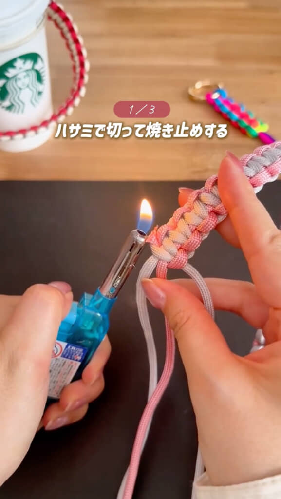 （2/7）好みの長さまで編んだら余ったコードをカットし、火で焼き止め。ほつれを防ぎながら、きれいに仕上げるひと手間がポイント