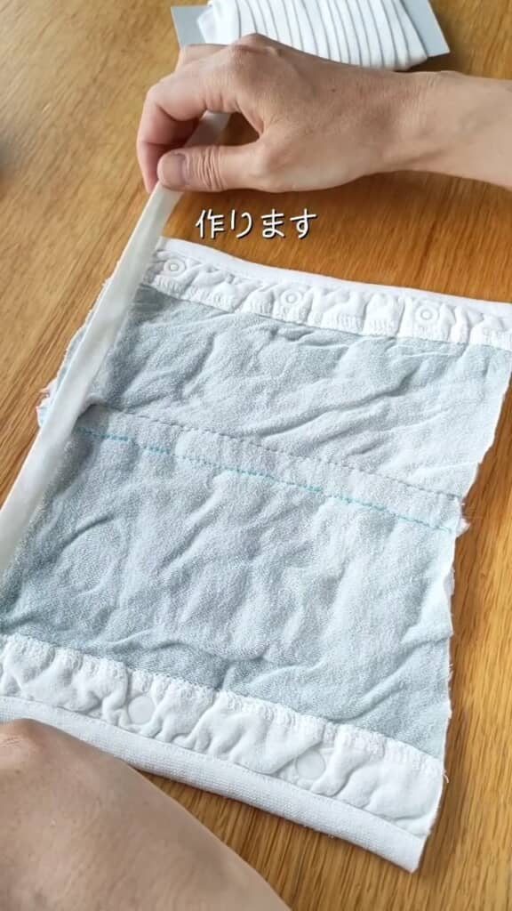 お腹まわりを切り出して、スナップボタンの反対側同士を縫い合わせる