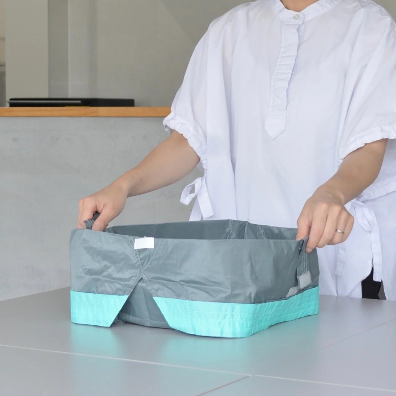 開いた瞬間、自立するだと……？」 買い物後のモタモタを救う“新感覚エコ
