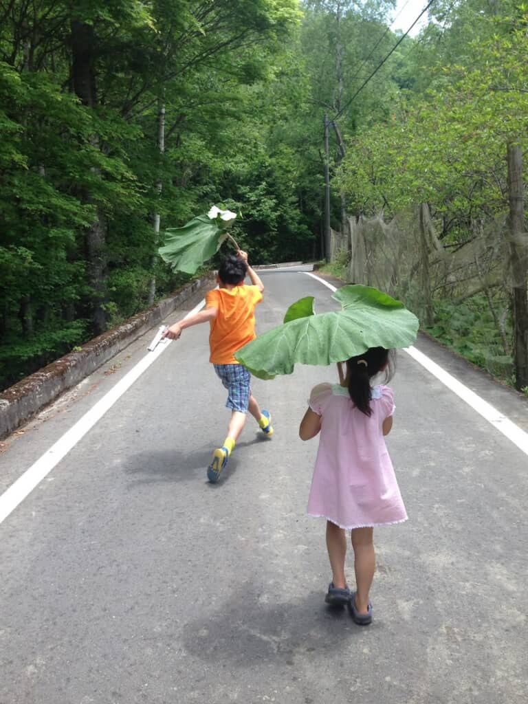 自然の中を駆けていく幼いころの息子さん