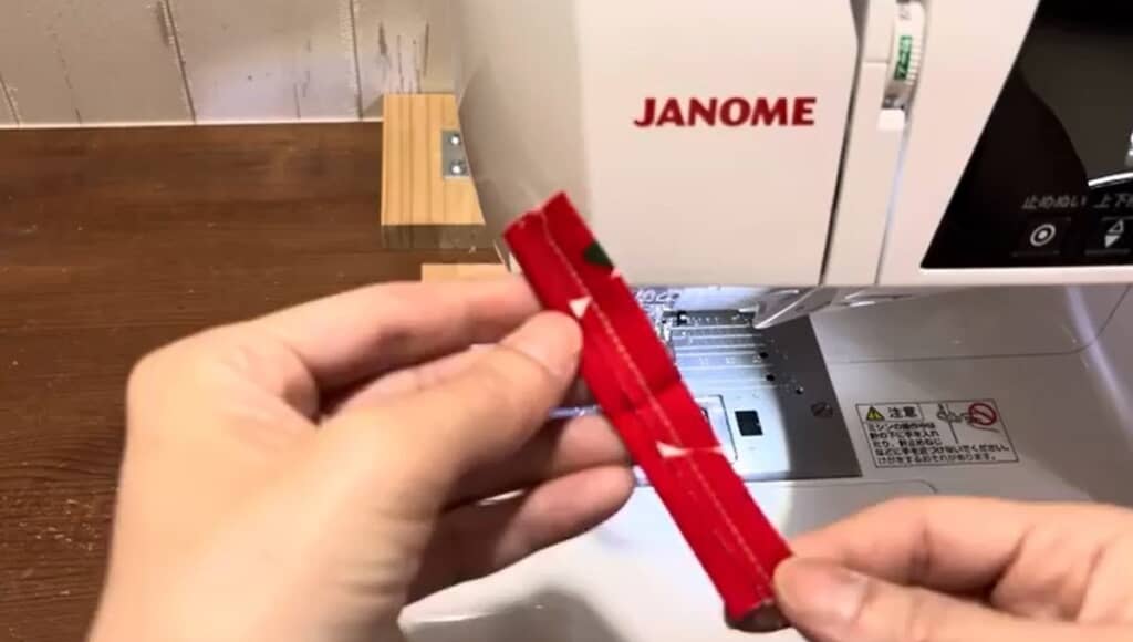 タブの真ん中にミシンをかけます