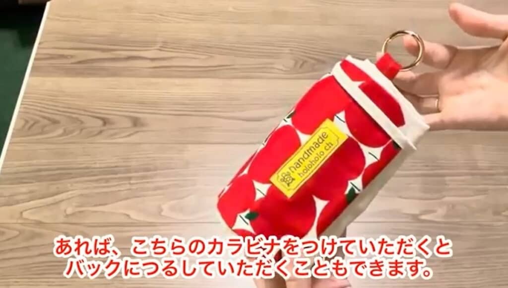 使わない時はコンパクトに収納してカラビナでつるすことができます
