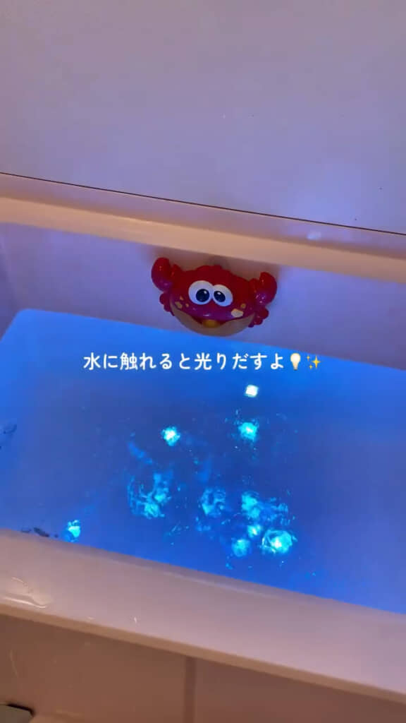 カラフルに光るキューブアイス型ライトを投入