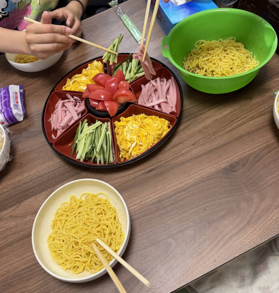 麺の量も乗せる具材も調整できるセルフスタイル冷やし中華