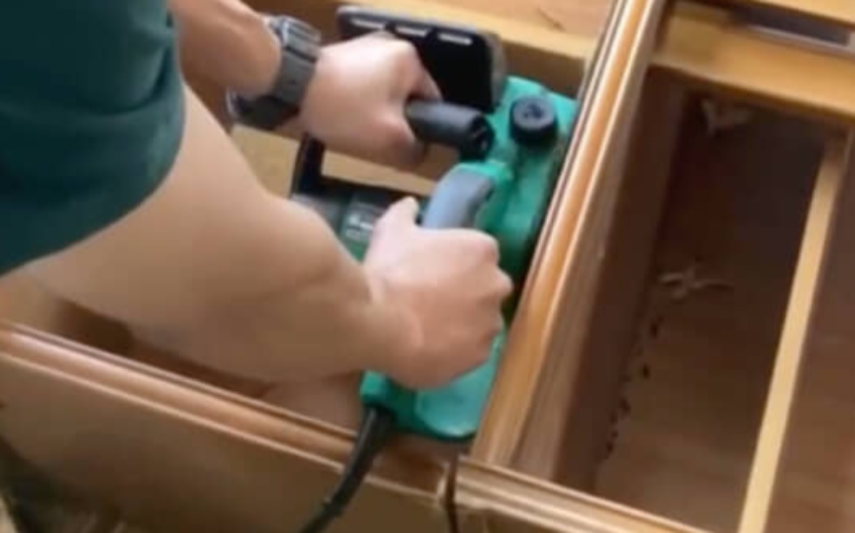 48万円で“ボロボロな家”を買った家族→チェーンソーで…… まさかの大