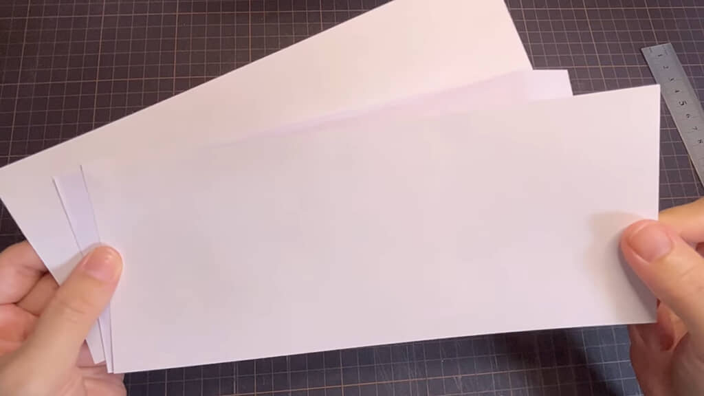 カットした厚紙2枚で封筒を挟んでみて大きさを確認