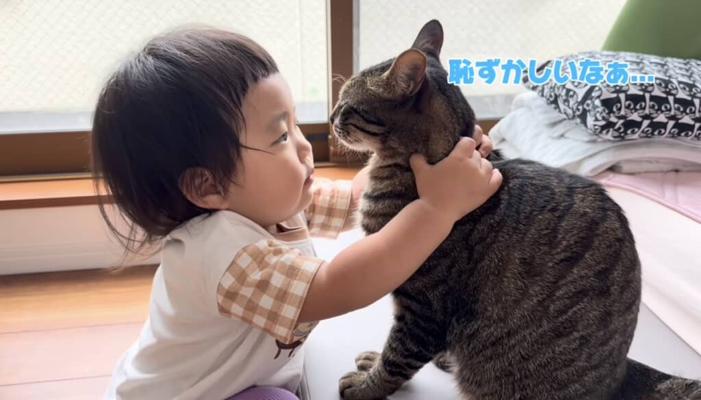 ティブくんを抱き寄せて