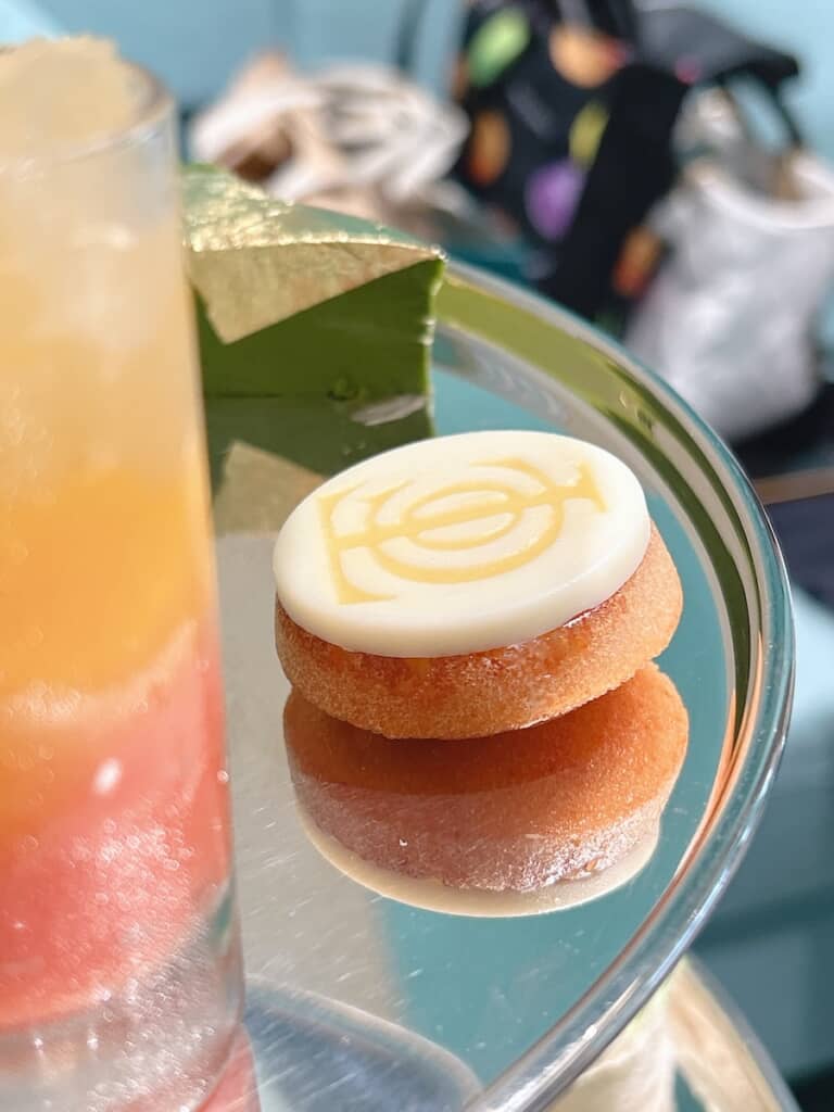 ブランドロゴ入りの焼き菓子
