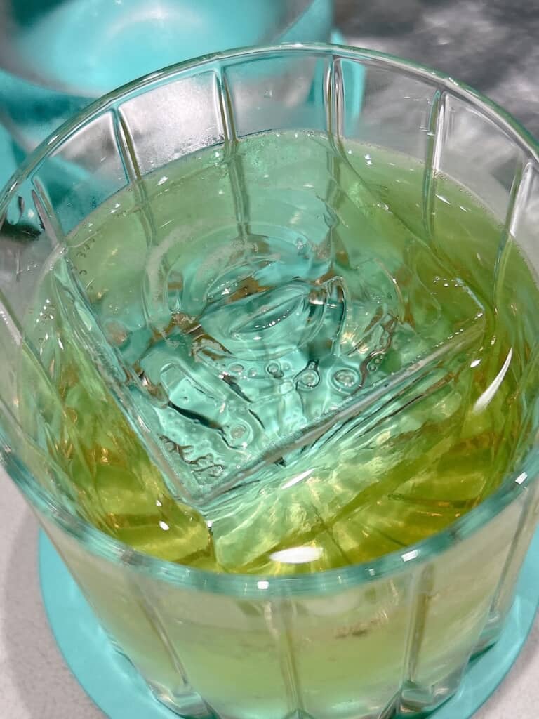 ブランドロゴ入りの氷
