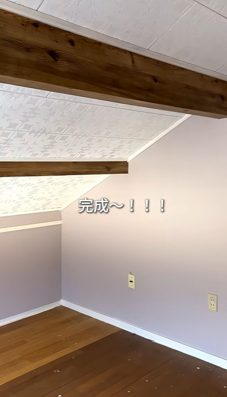 アクセントとなる木目の壁紙が完成