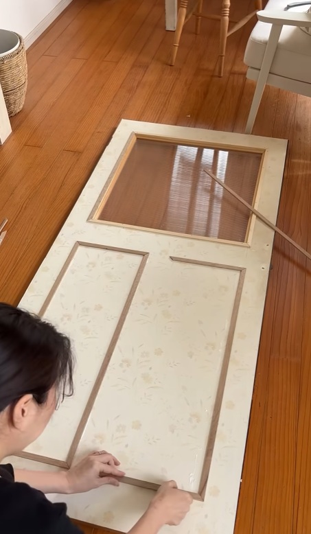 窓枠の下に飾りを作ります