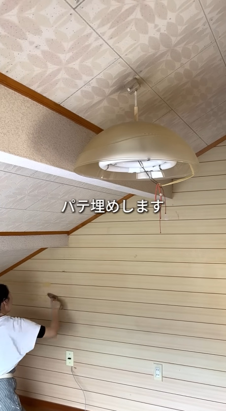 プリント合板をまずパテで埋めます