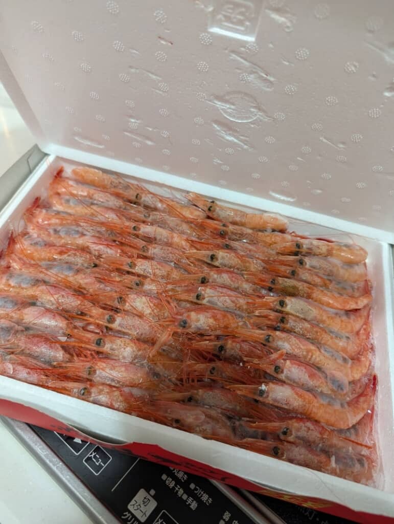 箱いっぱいのエビ