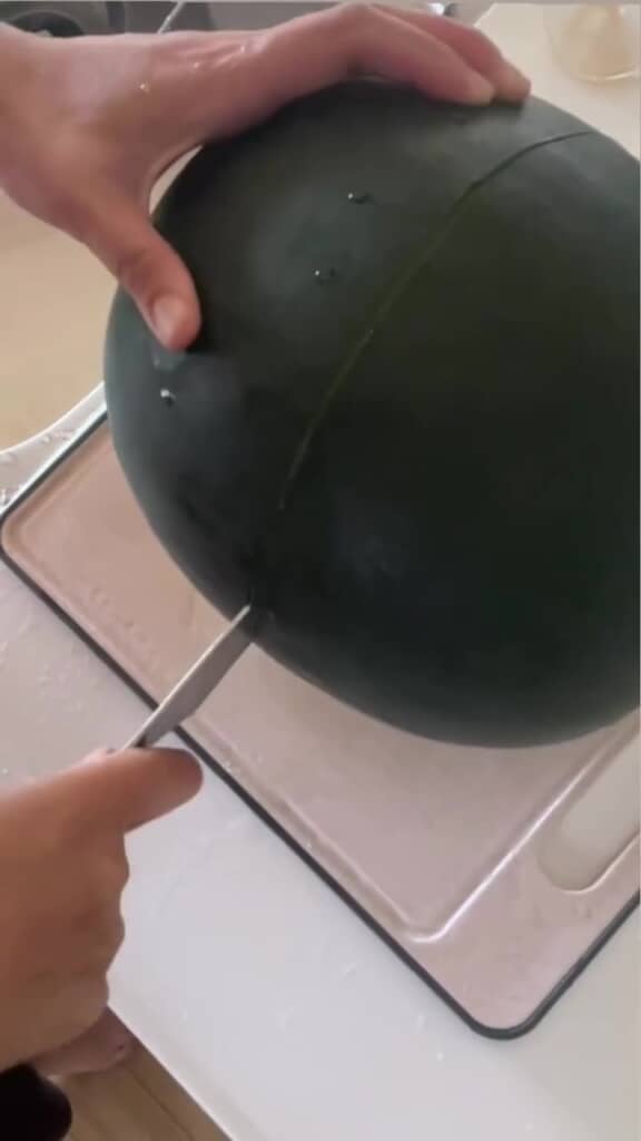 包丁の刃を入れるも