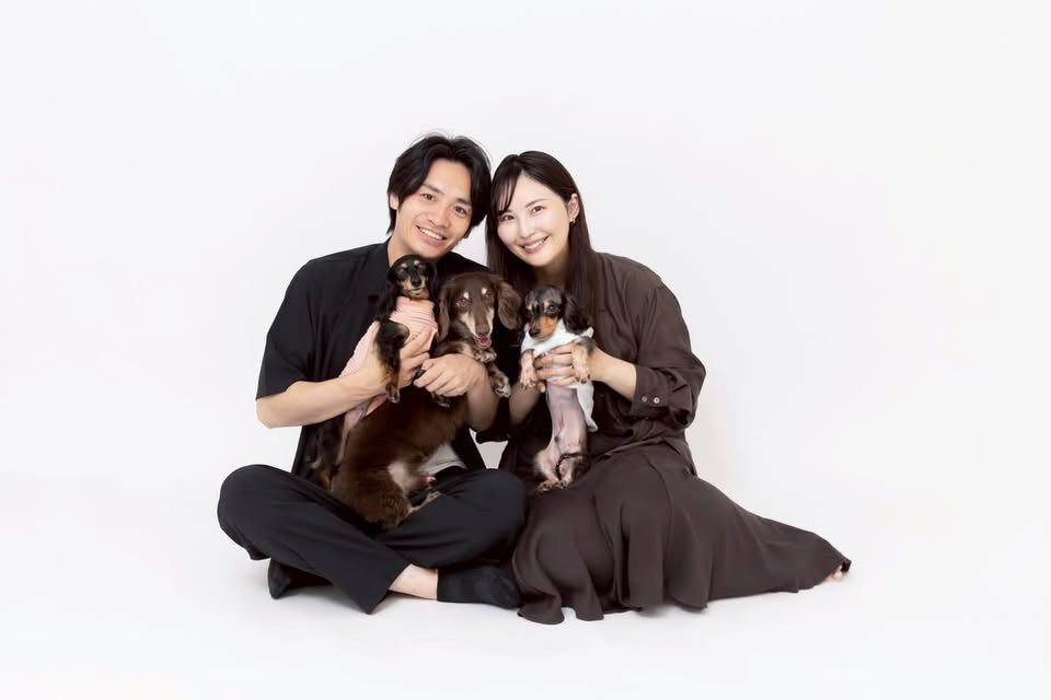 （11/11）飼い主さん夫妻の結婚記念日には、大切な愛犬たちと一緒に記念撮影。テトくんをはじめとする家族との日々が、かけがえのない宝物になっている