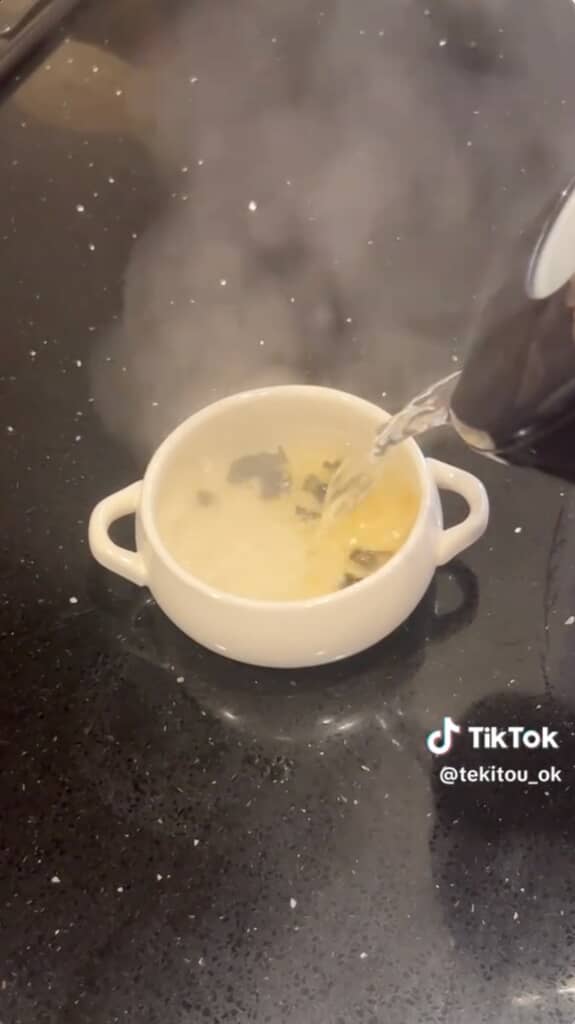 スープ作りはキッチンバサミも使わない