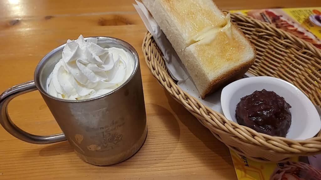 (2/3)1杯目はアイスウインナーコーヒーと、小倉あん付きの山食パンをチョイス。こんがり焼けたトーストとバターの組み合わせが食欲をそそる