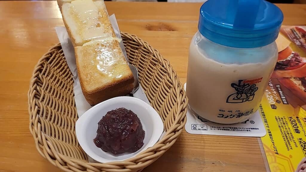 (<strong>3/3</strong>)2杯目はコーヒーシェイクを注文し、もう1つのモーニングをゲット。「実質トースト1枚なので軽食」と話す楽しみ方に、「やってみたい」と反響が寄せられた