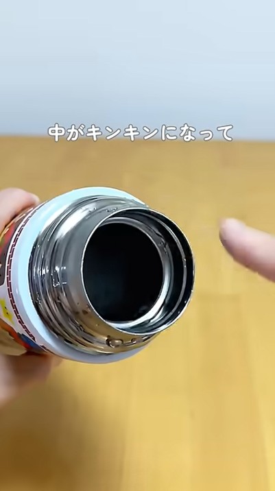 冷たいボトルに冷たいお茶をそそぎます