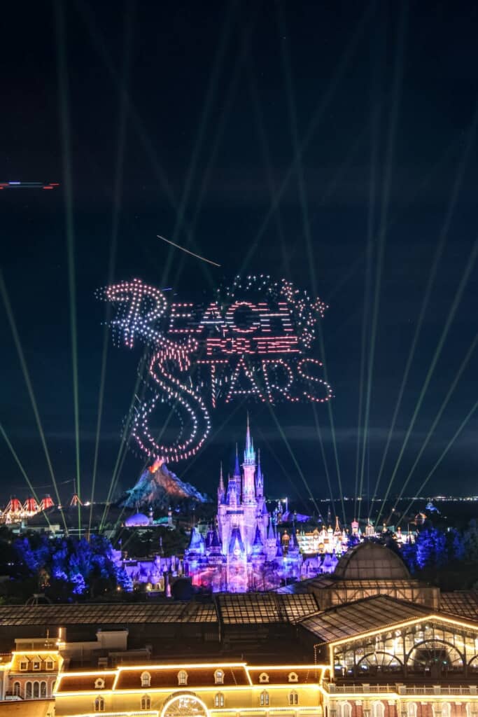 ドローンが夜空を舞うシーンもバッチリ