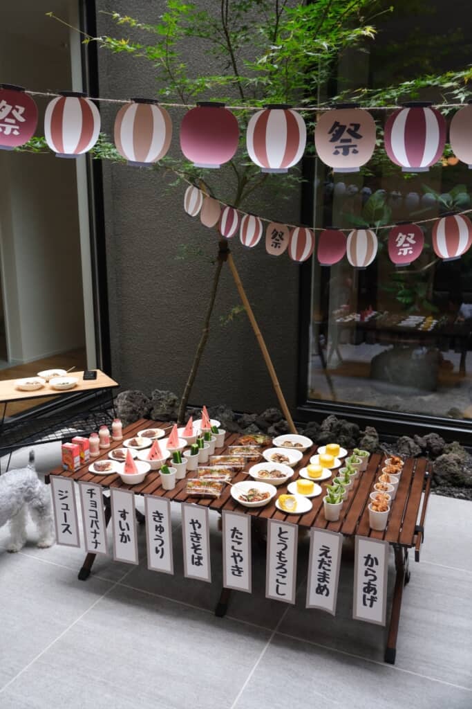 連なった提灯がお祭り気分を盛り上げます