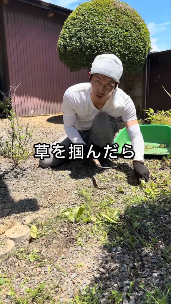 あいている方の手で草をつかんで固定する