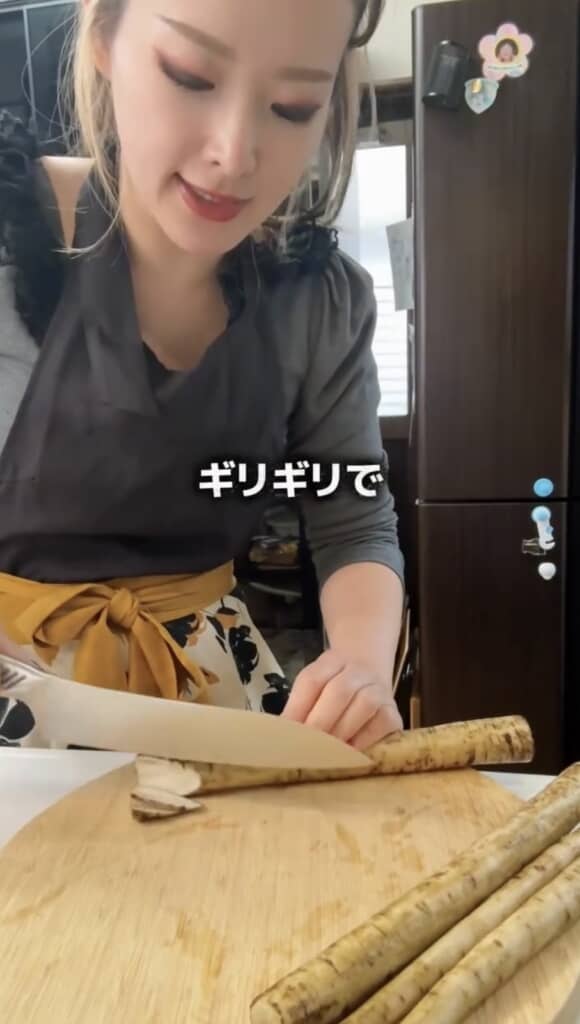 ごぼうを薄切りにカット