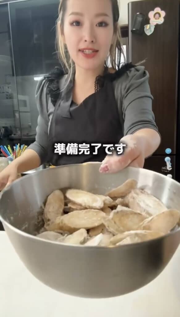 ごぼうと鶏肉に片栗粉をまぶす