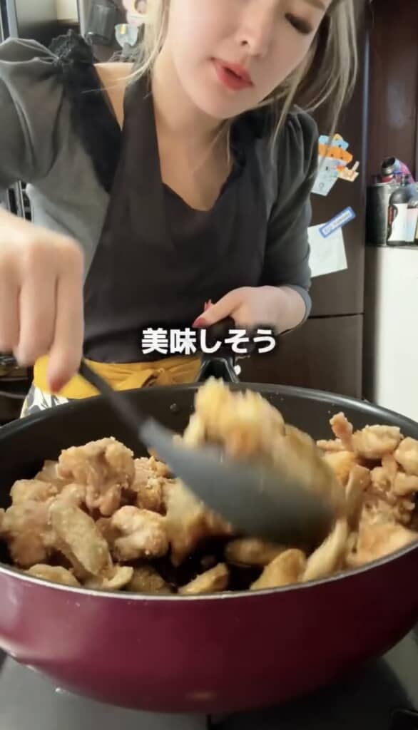 ごぼうと鶏肉にタレを絡ませる