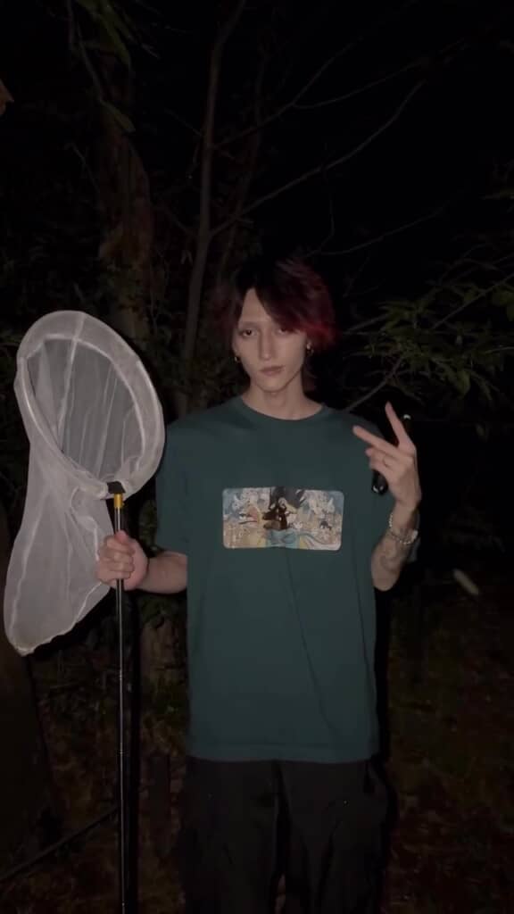 裏ピースをした瞬間……
