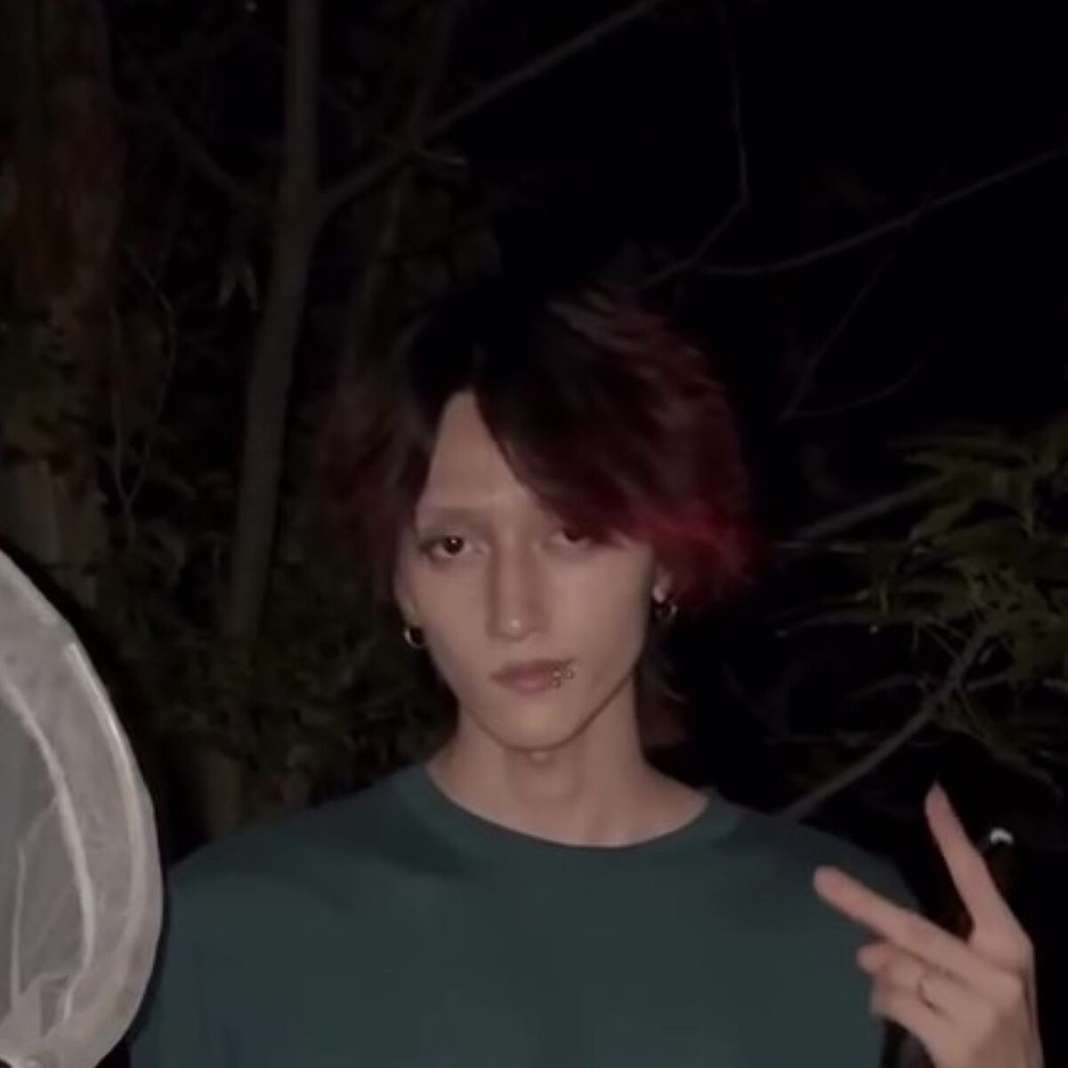 夜、ユニクロのTシャツで出かけたら“胸元に違和感”→まさかの正体に「それは聞いてない」「私なら叫び散らかす」 | ライフスタイル ねとらぼ