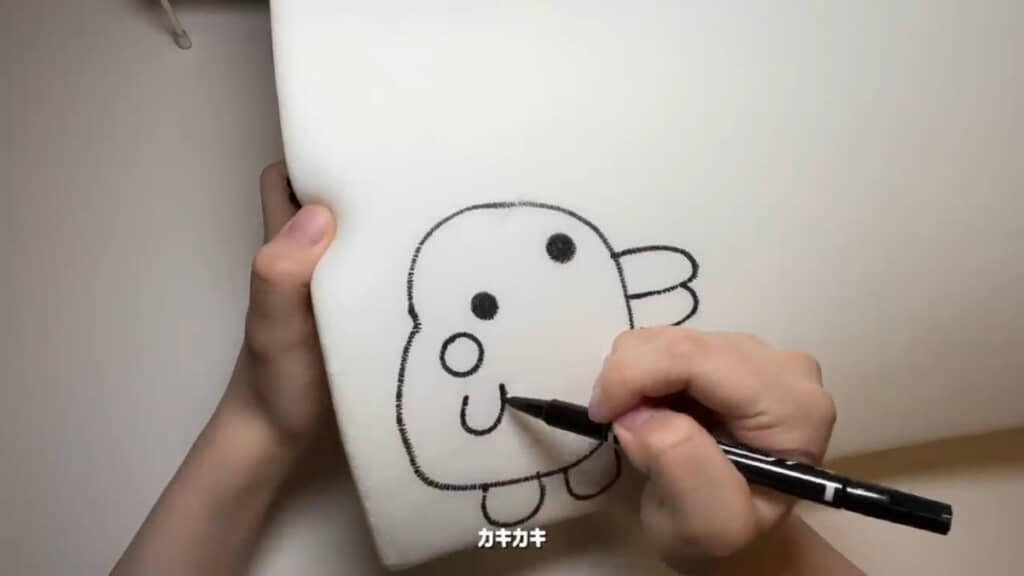 マッキーで下描きして「くちぱっち」を描いています